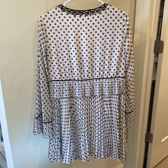 Chelsea & Violet Adorable Deep V dress Small - Picture 3 of 7